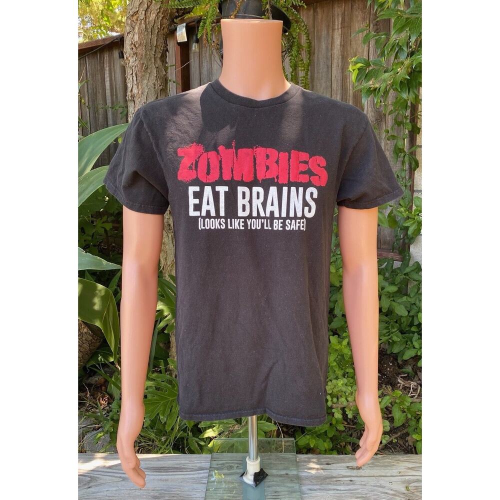Y2K ZOMBIES EAT BRAINS LOOKS LIKE YOU'LL BE SAFE T-Shirt MEN'S Size Medium